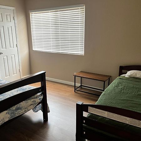 Serene 2Bed 1Bath Condo With Parking فريسنو المظهر الخارجي الصورة